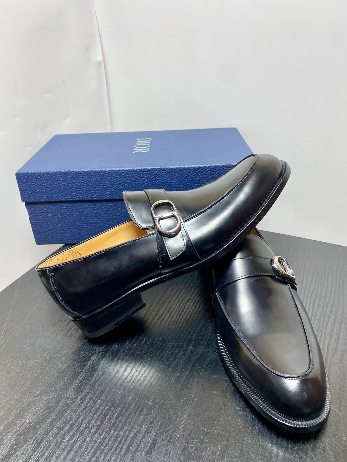 Men's shoes 💰960 Dior Derby shoes | Genuine leather sole formal leather shoes | Carefully crafted with open-edge beaded cowhide | Water-dyed cowhide lining | With classic lace-up closure | Exquisite embossed brand logo on the side | Glossy stacked heel design enhances style | Can be matched with formal or casual looks Size: 39-44 (customized at 38.45.46)
